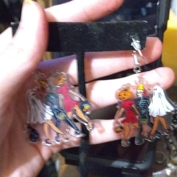 Hollween earrings from movie ghouls night out - Picture 2 of 2